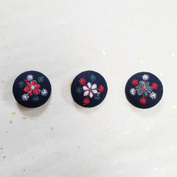 くるみボタン半衿用くるみボタン単品　クリスマスカラーの小花刺繍 3枚目の画像