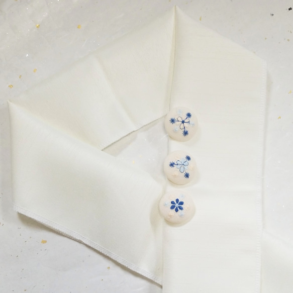 くるみボタン半衿　雪の結晶の小花刺繍 3枚目の画像