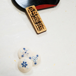 くるみボタン半衿用くるみボタン単品　雪の結晶の小花刺繍 1枚目の画像