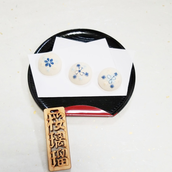 くるみボタン半衿用くるみボタン単品　雪の結晶の小花刺繍 2枚目の画像