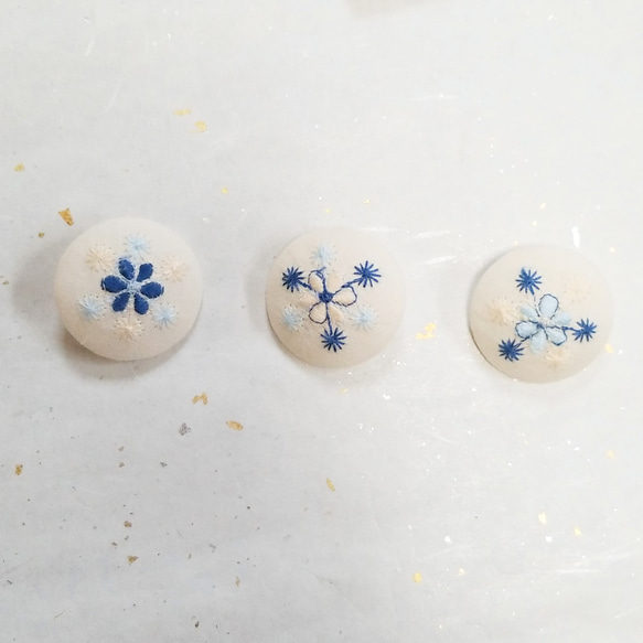 くるみボタン半衿用くるみボタン単品　雪の結晶の小花刺繍 3枚目の画像