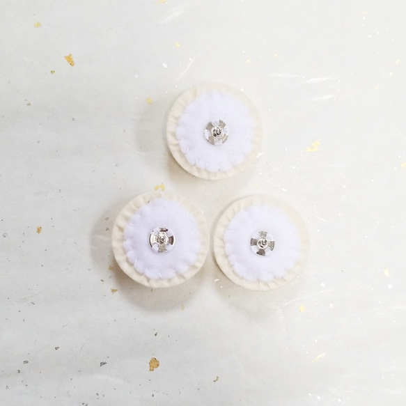 くるみボタン半衿用くるみボタン単品　雪の結晶の小花刺繍 4枚目の画像