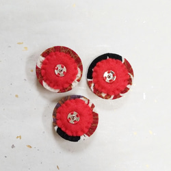 くるみボタン半衿用くるみボタン単品　赤地に金箔 4枚目の画像