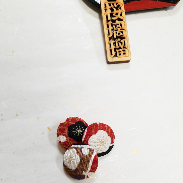 くるみボタン半衿用くるみボタン単品　赤地に梅 1枚目の画像