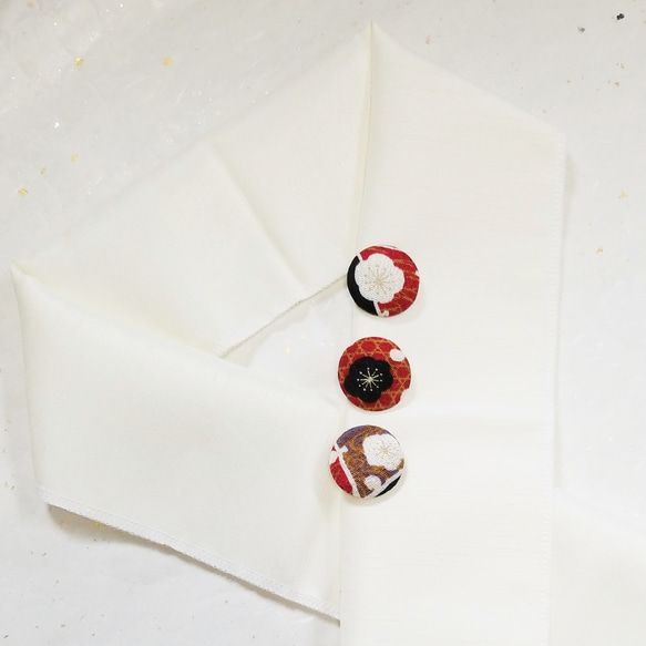 くるみボタン半衿用くるみボタン単品　赤地に梅 5枚目の画像
