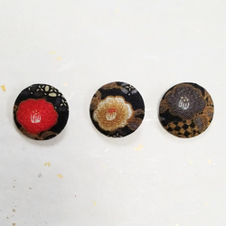 くるみボタン半衿用くるみボタン単品　黒地に椿 3枚目の画像
