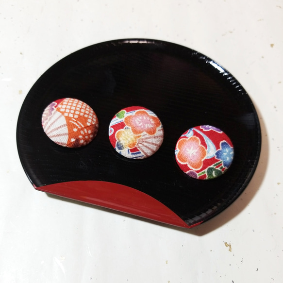 くるみボタン半衿用くるみボタン単品　赤和花柄 3枚目の画像