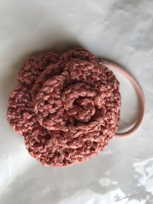 手編み ラメ入り糸の薔薇のヘアゴム 1枚目の画像