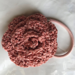 手編み ラメ入り糸の薔薇のヘアゴム 2枚目の画像
