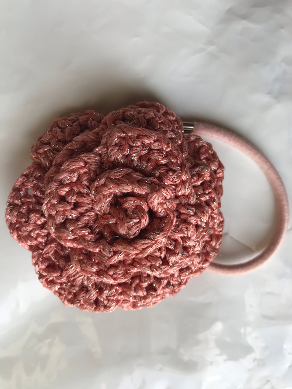 手編み ラメ入り糸の薔薇のヘアゴム 2枚目の画像