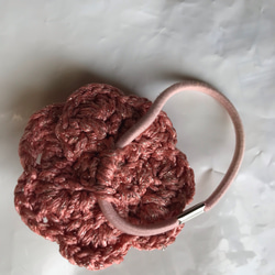 手編み ラメ入り糸の薔薇のヘアゴム 6枚目の画像