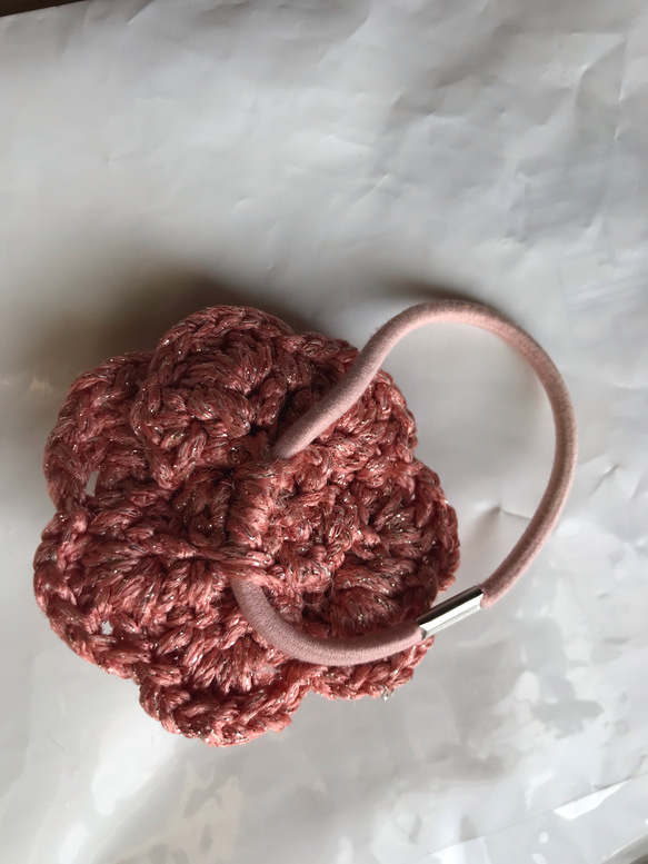 手編み ラメ入り糸の薔薇のヘアゴム 6枚目の画像