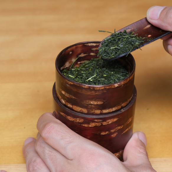 桜皮を使った秋田の伝統工芸品「樺細工」　総皮茶筒（大）霜降皮 5枚目の画像