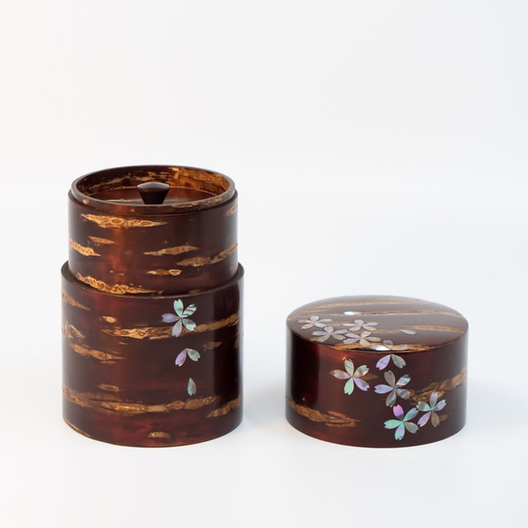桜皮を使った秋田の伝統工芸品「樺細工」　総皮茶筒（大）ラデン　桜吹雪 3枚目の画像