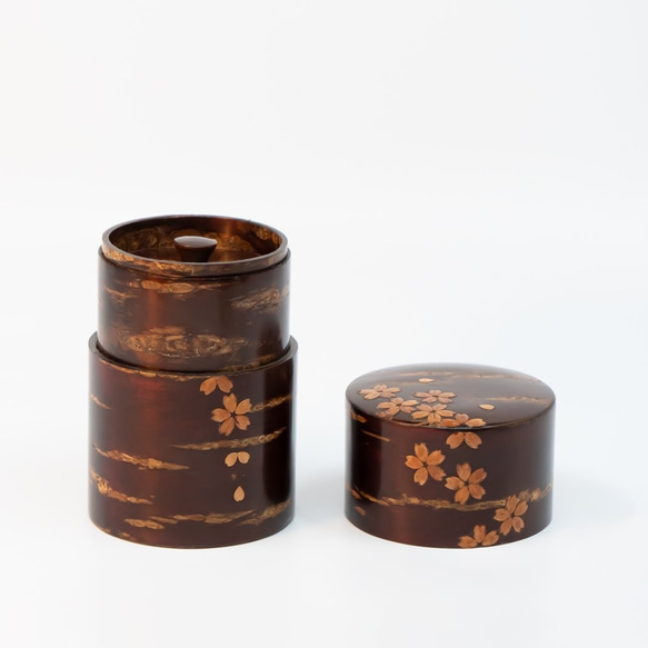 桜皮を使った秋田の伝統工芸品「樺細工」　総皮茶筒　煎茶君　桜吹雪 2枚目の画像