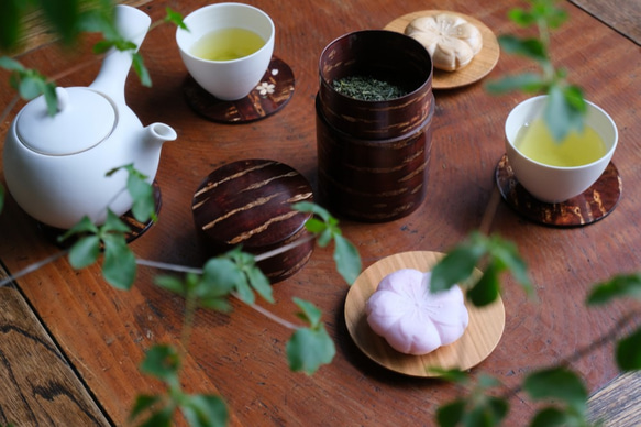 桜皮を使った秋田の伝統工芸品「樺細工」　桜とヒバの茶筒 細長 螺鈿 桜吹雪 6枚目の画像