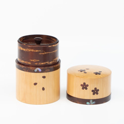 桜皮を使った秋田の伝統工芸品「樺細工」　桜とヒバの茶筒（大）螺鈿 桜吹雪 2枚目の画像
