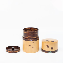 桜皮を使った秋田の伝統工芸品「樺細工」　桜とヒバの茶筒（大）螺鈿 桜吹雪 3枚目の画像