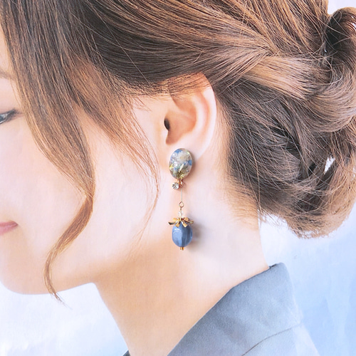 白いかすみそうと青のアクリルパーツ ボタニカルオーバルピアス or 