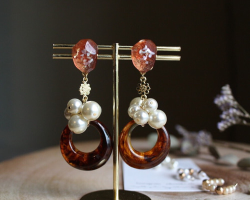 たくさんのパールとべっ甲サークル、花形パーツの煌めくピアス or
