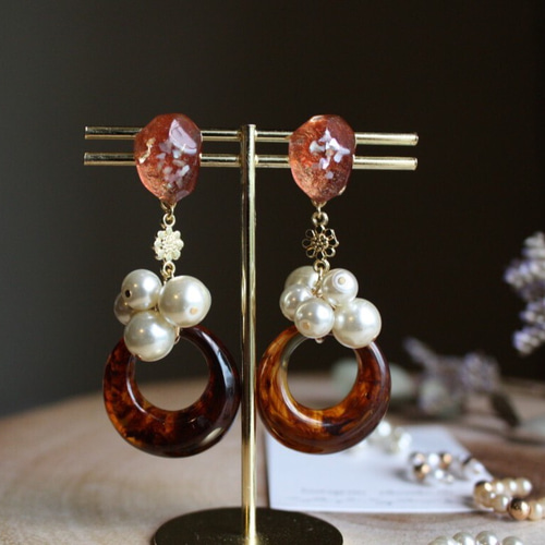 たくさんのパールとべっ甲サークル、花形パーツの煌めくピアス or
