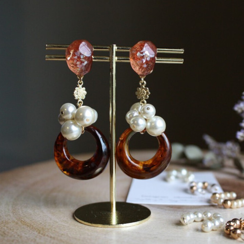 たくさんのパールとべっ甲サークル、花形パーツの煌めくピアス or