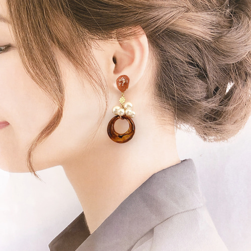 たくさんのパールとべっ甲サークル、花形パーツの煌めくピアス or