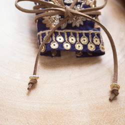 紐の色を選べる♪　インド刺繡リボンのポニーフック　ネイビー　ゴールド　ラップリボン　紐 3枚目の画像