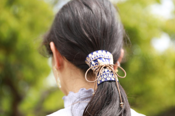 紐の色を選べる♪　インド刺繡リボンのポニーフック　ネイビー　ゴールド　ラップリボン　紐 7枚目の画像