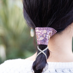 紐の色を選べる♪インド刺繡リボンのポニーフック　紫　パープル　ラップリボン　紐 1枚目の画像
