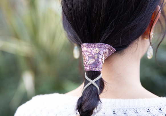 紐の色を選べる♪インド刺繡リボンのポニーフック　紫　パープル　ラップリボン　紐 1枚目の画像