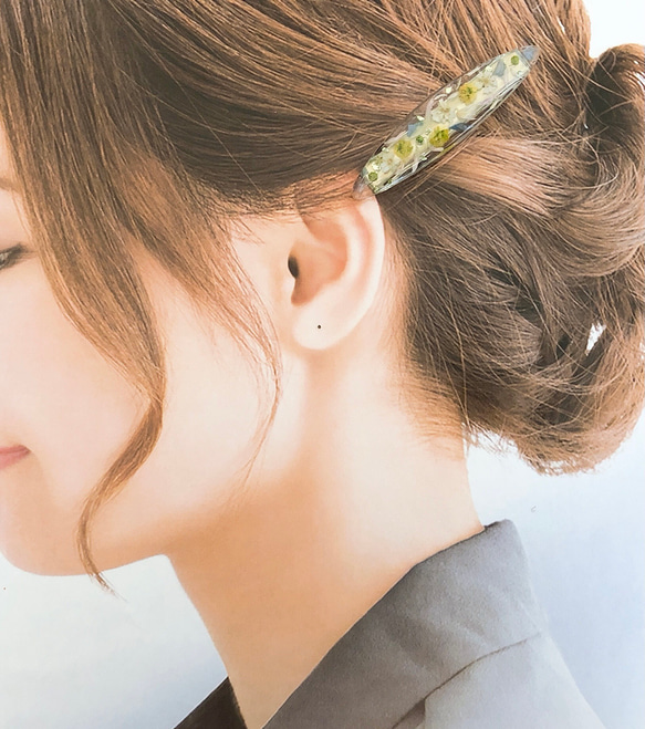 【SALE】黄緑のかすみ草とデルフィニウムの花びらボタニカルヘアクリップ 7枚目の画像