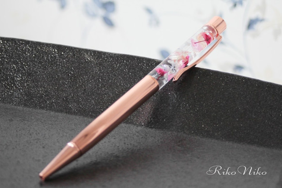 ハーバリウムペン　ピンクの花の色合いピンクゴールド01 替え芯つき 2枚目の画像