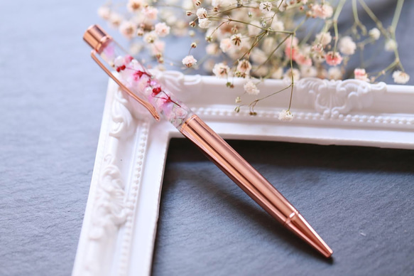 ハーバリウムペン　ピンクと白の花のピンクゴールドペン07 替え芯つき 1枚目の画像