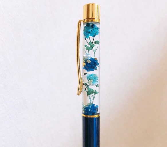 青と水色のかすみ草のハーバリウム ボールペン （ブルー）替え芯付き 2枚目の画像