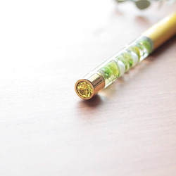 黄緑のかすみ草のハーバリウム ボールペン （イエロー）替え芯付き 4枚目の画像
