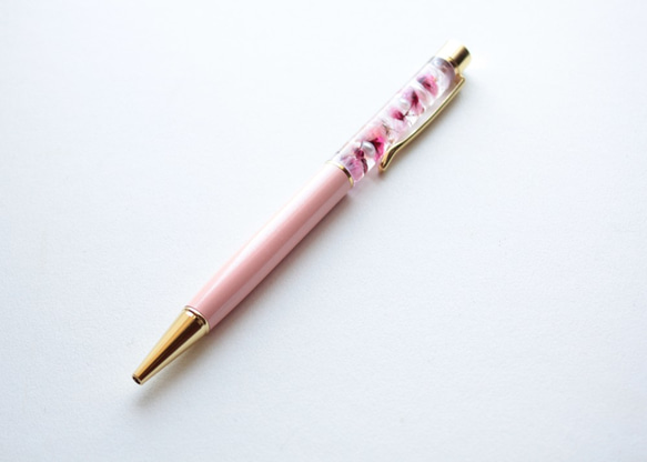 ベビーピンクのかすみ草のハーバリウムボールペン ピンク 替え芯つき 3枚目の画像