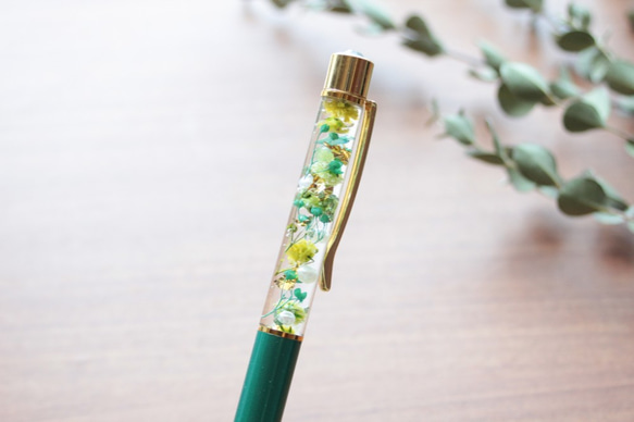 黄緑のかすみ草のハーバリウムボールペン グリーン 替え芯つき その他