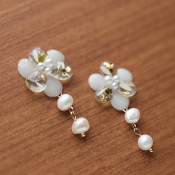 2way  white flower ユーフォルビアと淡水パールのお花ピアス or イヤリング　天然真珠 3枚目の画像