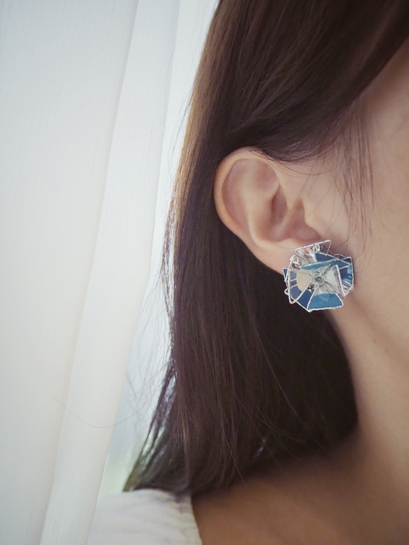 不盡山．藍 三角瓣貼耳式樹脂耳環 第4張的照片