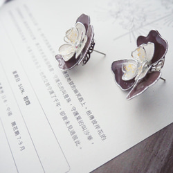 花樣年華．灰咖 花朵貼耳式樹脂耳環 第1張的照片