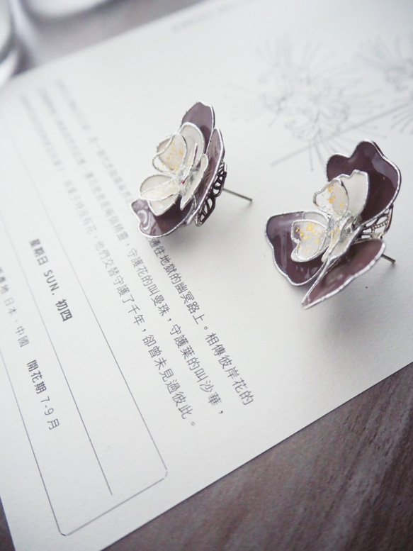 花樣年華．灰咖 花朵貼耳式樹脂耳環 第1張的照片
