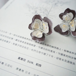 花樣年華．灰咖 花朵貼耳式樹脂耳環 第2張的照片