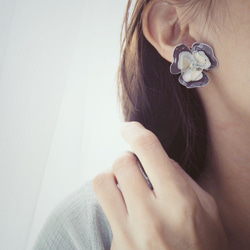 花樣年華．灰咖 花朵貼耳式樹脂耳環 第4張的照片