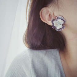 花樣年華．灰咖 花朵貼耳式樹脂耳環 第5張的照片
