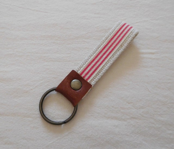 キーホルダー 赤ライン 1枚目の画像