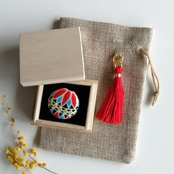 京都　陶器糸手鞠　赤と水色　 スペイン陶芸　 ブローチ　ポニーフック　スカーフ留め　 1枚目の画像