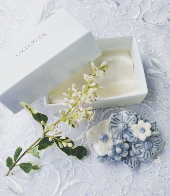 可愛い小花の磁器ブローチ　薄ブルーグレー×白　　　 無料ラッピング 1枚目の画像