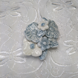 可愛い小花の磁器ブローチ　薄ブルーグレー×白　　　 無料ラッピング 2枚目の画像