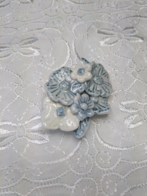 可愛い小花の磁器ブローチ　薄ブルーグレー×白　　　 無料ラッピング 2枚目の画像
